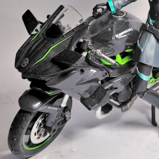 カワサキのニンジャに乗ると似合いそうだ