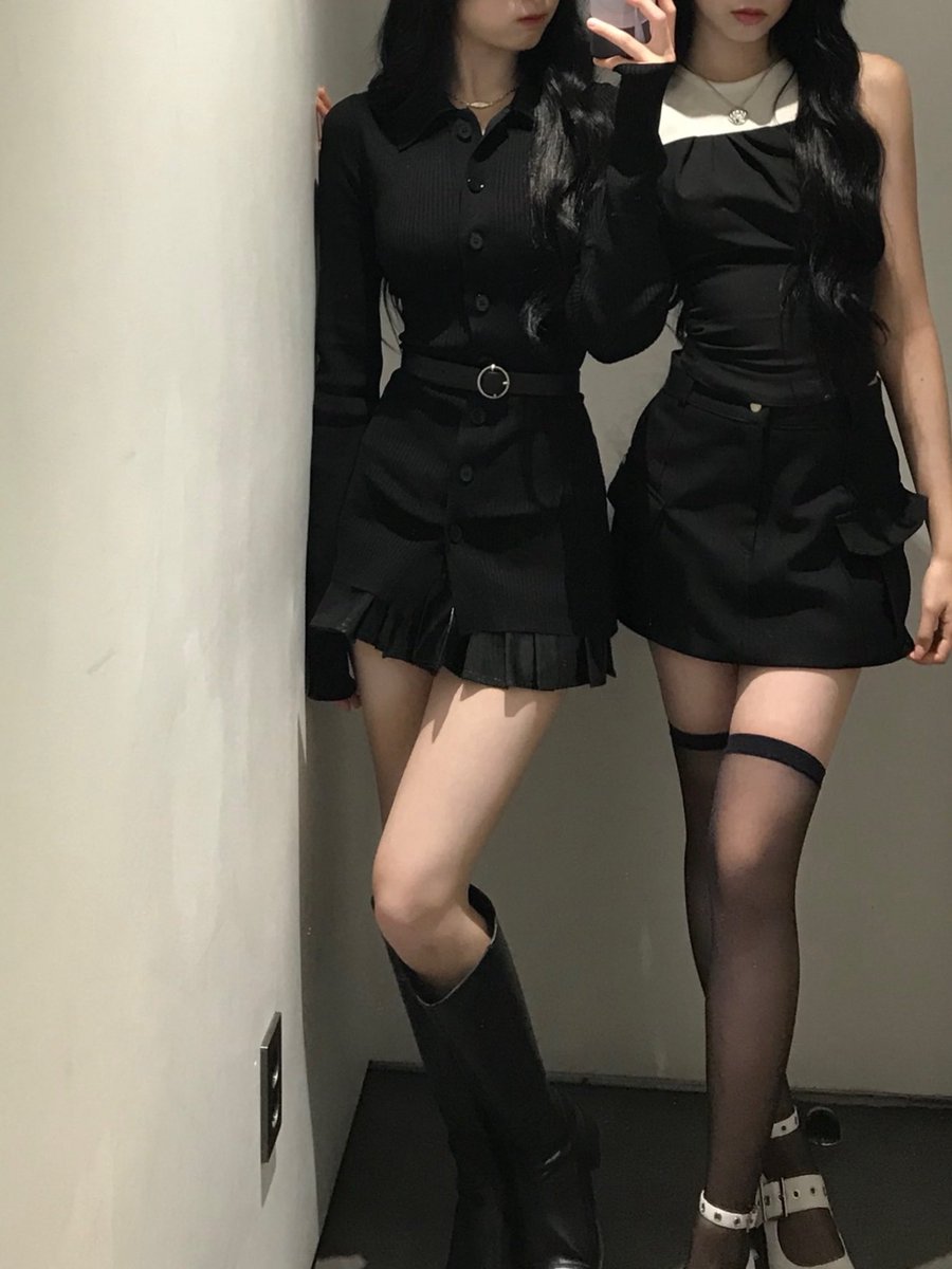 dressed in black from head to toe, but somehow shining even brighter. there’s something about matching outfits, soft waves, and a little mirror selfie moment that makes everything feel iconic. simple, classy, and a little bit bold, just me and Chi turning a hallway into a runway.