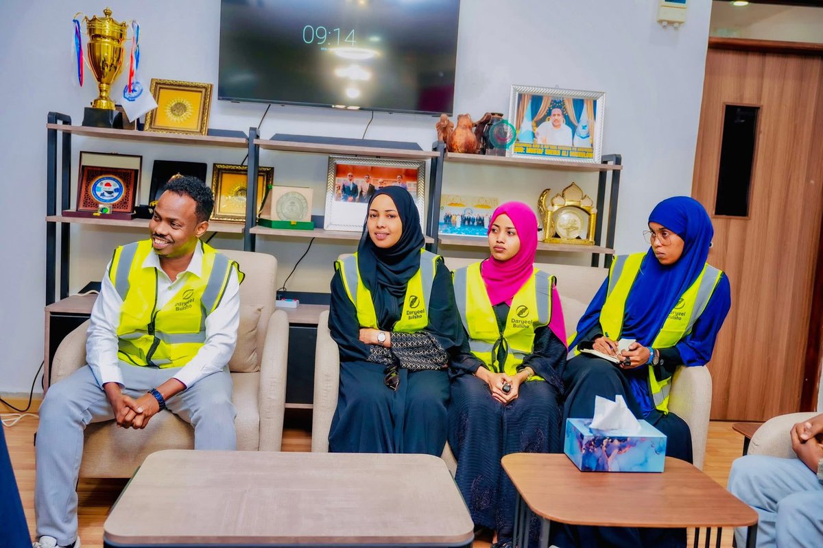 Guddoomiye <a href="/MohamedAliSiad/">Mohamed Ali Siad</a> oo hoggaaminayay dhallinyarada Gurmadka Abaaraha ee <a href="/Daryeel_Bulsho/">Daryeel Bulsho</a> ayaa kulan la qaatay Agaasimaha Guud ee <a href="/Icasomalia/">ICA Somalia</a> Md. <a href="/M_Duhulow/">Mustafa Duhulow</a> isaga oo ballan-qaaday in Gurmad Abaaraha ay ka qayb-qaadanayaan.

#GurmadkaAbaarahaSoomaaliya
#AanIsGarabsano
