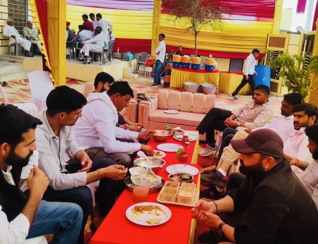 KishanSinwarINC's tweet photo. गत दिनों श्रीडूंगरगढ़ के गांव मोमासर में प्रिय भाई भादर गोदारा जी के घर उनके छोटे भाई की शादी समारोह के कार्यक्रम में शामिल होकर भाई दाम्पत्य जीवन की शुभकामनायें दी।
#BhadarGodara
#Momasar #ShreeDungargarh https://t.co/CJD1WD1jx2