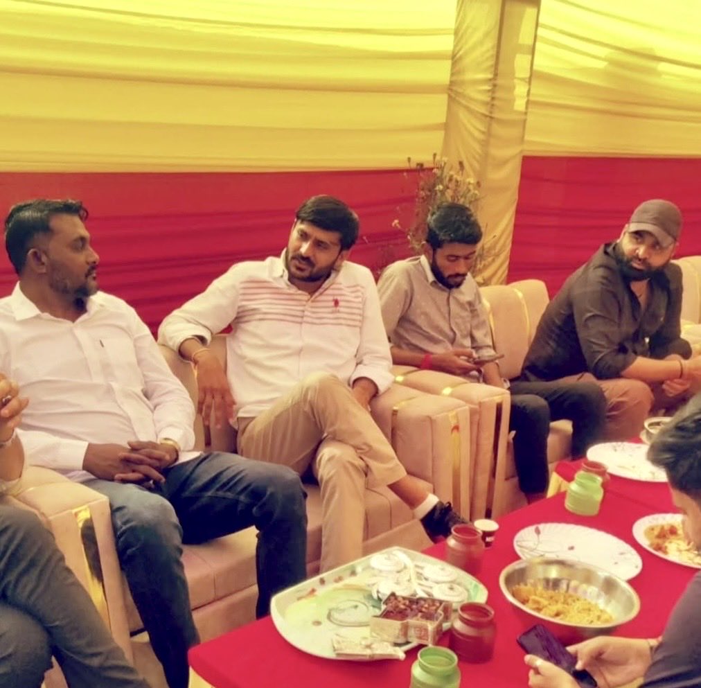 KishanSinwarINC's tweet photo. गत दिनों श्रीडूंगरगढ़ के गांव मोमासर में प्रिय भाई भादर गोदारा जी के घर उनके छोटे भाई की शादी समारोह के कार्यक्रम में शामिल होकर भाई दाम्पत्य जीवन की शुभकामनायें दी।
#BhadarGodara
#Momasar #ShreeDungargarh https://t.co/CJD1WD1jx2