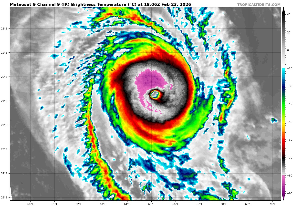 wxjerdman's tweet image. While the #blizzard was hammering the East Coast, we had the planet's first Category 5 #tropical cyclone of 2026 Monday, Cyclone #Horacio. 

Topped out at 160 mph winds and 920 millibar central pressure, based on satellite estimates. 

Fortunately, it passed well E of Rodrigues