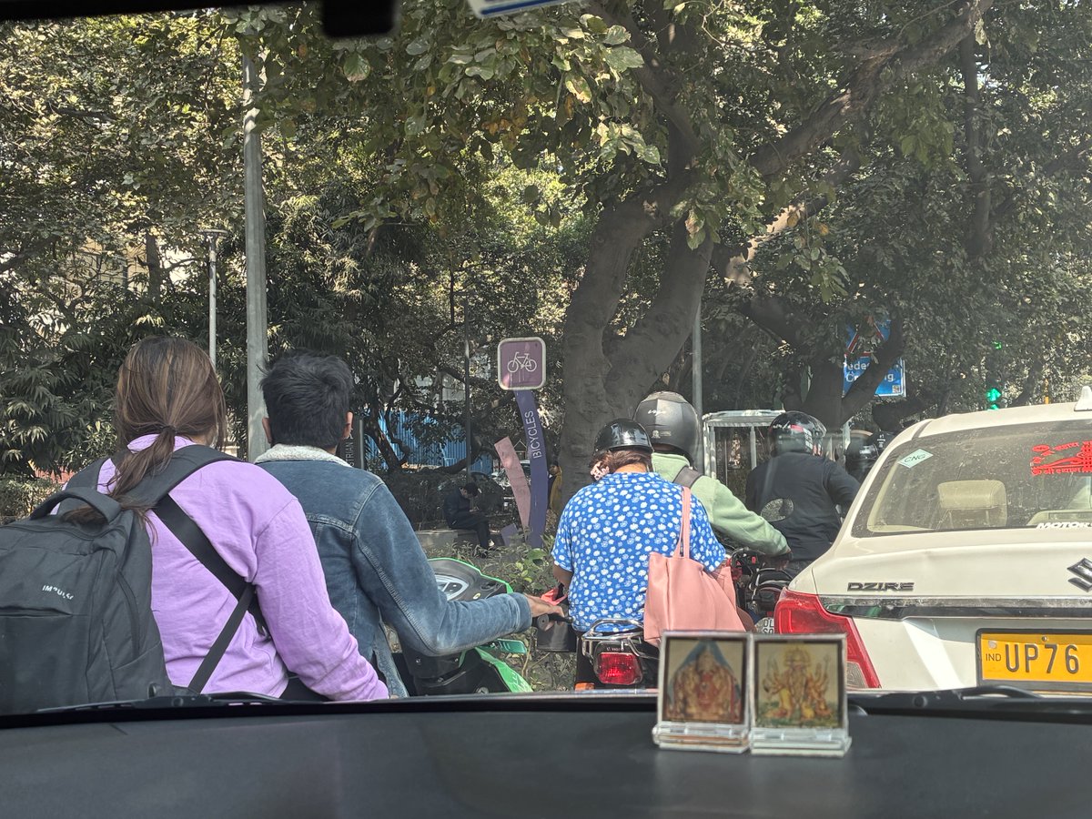 ajmjoshi's tweet photo. ⁦@DelhiTrafficPol⁩ why can’t U put cameras on red lights which do challan for who is not wearing helmet theyR not only breaking rules but risking their lives coming 4m wrong side jumping lights etc this is just an example I could have taken pic of their No. Plate but didn’t https://t.co/JyvqNnfpad