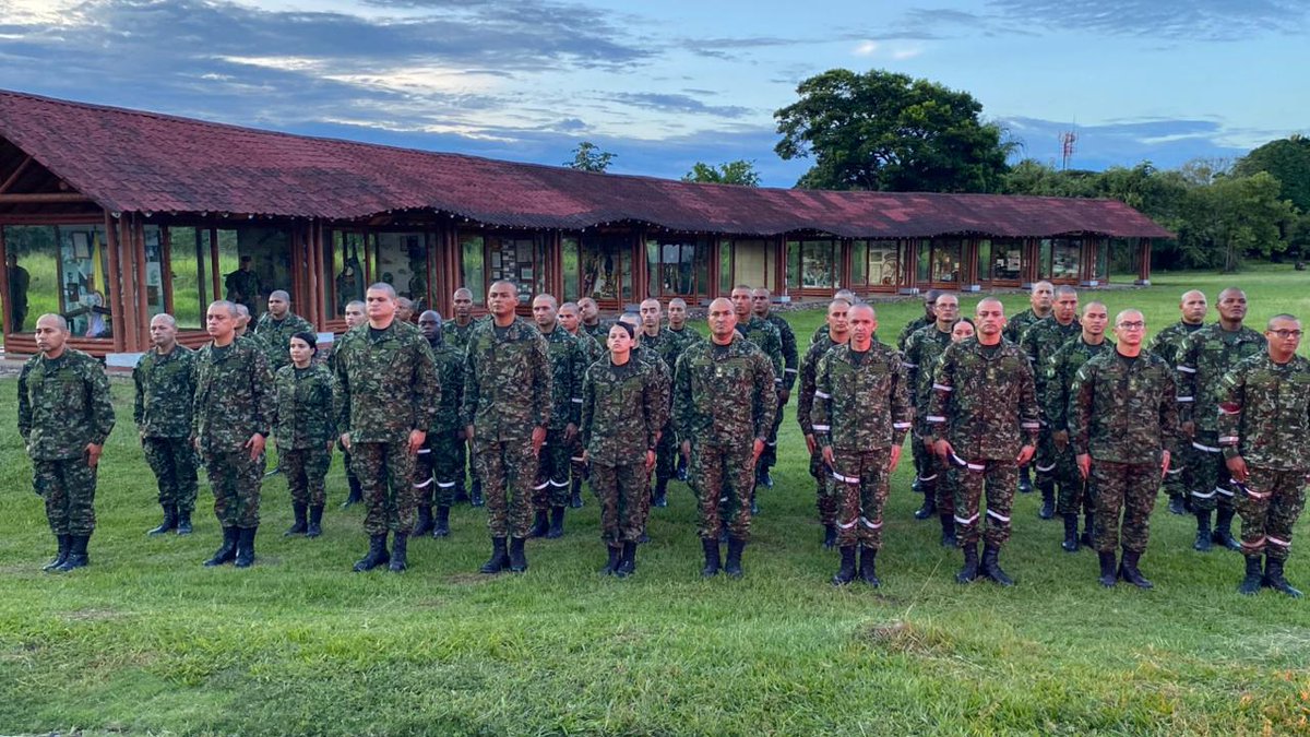 Ingenieros_EJC's tweet photo. En el Fuerte Militar de Tolemaida, cuna de la milicia, 110 hombres y mujeres superaron la prueba del Zapador recibiendo la boina que simboliza honor, disciplina y mística. Una tradición que reconoce el legado histórico y excelencia de los #IngenierosMilitares.
#PatriaHonorLealtad https://t.co/5sHMUTgvBl