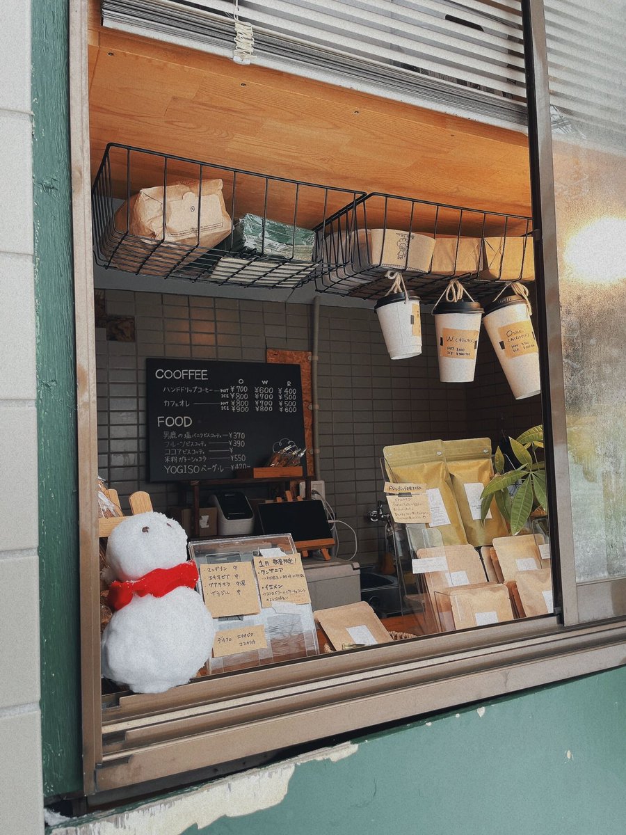 泣いてもいいですか。

秋田の片隅で、住所非公開のコーヒースタンドを3店舗やっている35歳です。

「Xのポストを拝見して購入しました。」
そう書かれたメッセージと一緒に、県外に住む同世代の方がコーヒー豆を注文してくれました。