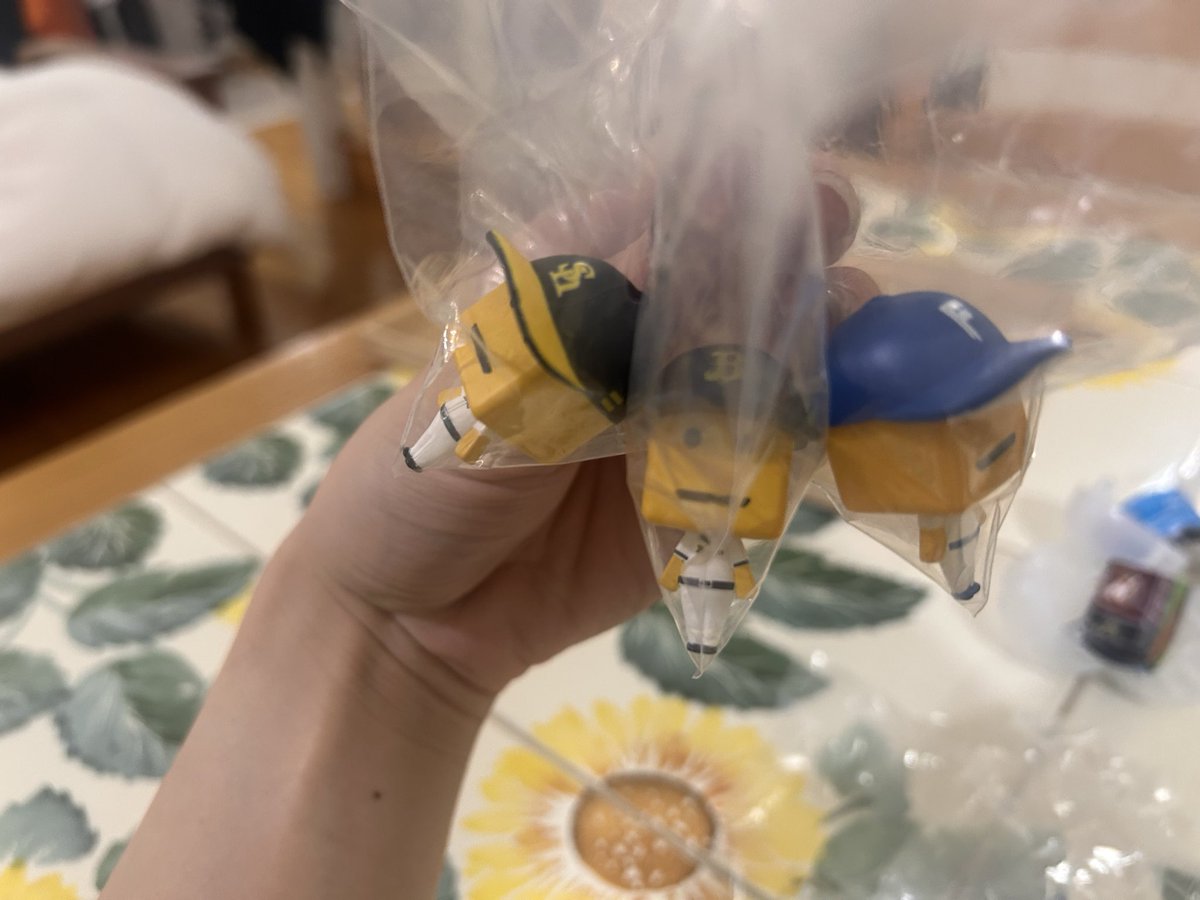 tm62515's tweet photo. 【ガチャ交換】

調子くん　ならぶんです。

　買取or交換してください🙇‍♀️

（譲）
千葉ロッテマリーンズ
ソフトバンク×2
オリックス
日本ハムファイターズ

（求）
埼玉西武ライオンズ  
読売ジャイアンツ

#調子くん 
#ガチャガチャ交換 
#プロスピA
 #西武  #巨人 #日ハム  #ソフトバンクホークス https://t.co/hxYiVMIGeI