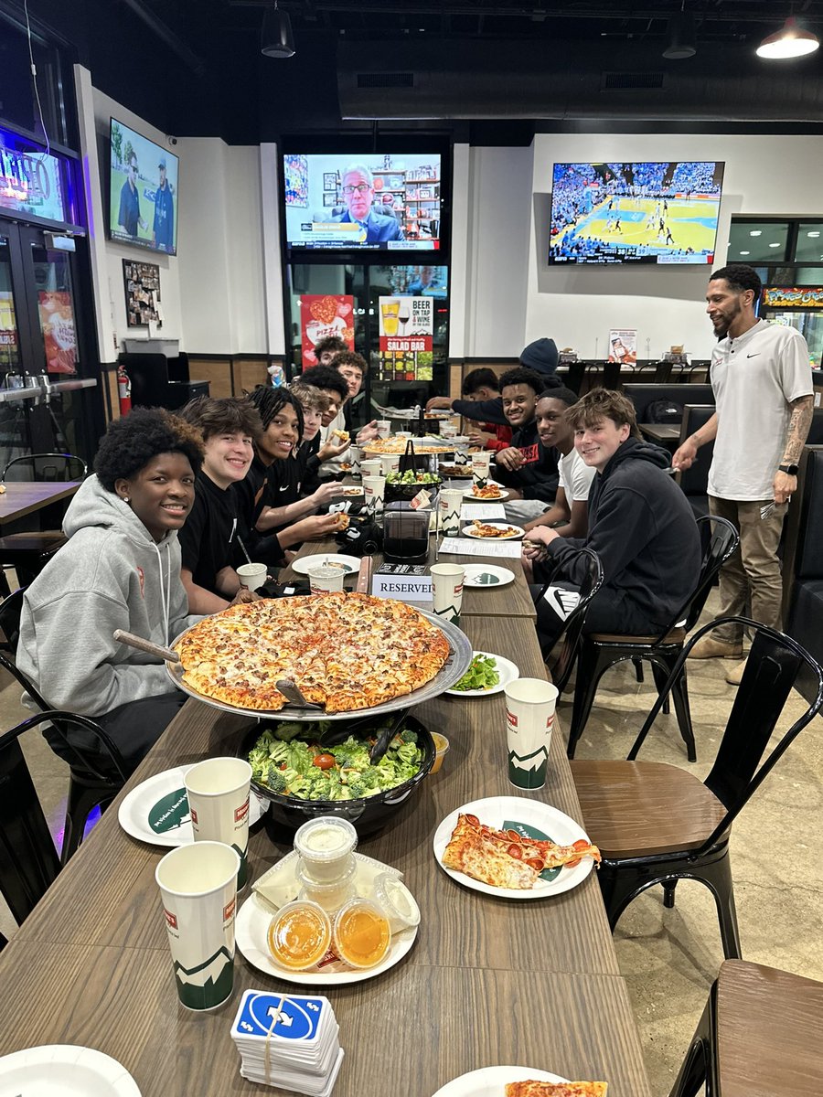 Melissa_Hoops's tweet photo. Cardinal boys kicking it at Mountain Mikes before the playoffs begin! 

#everybodyeats #redred https://t.co/Vn0lsW2D9R