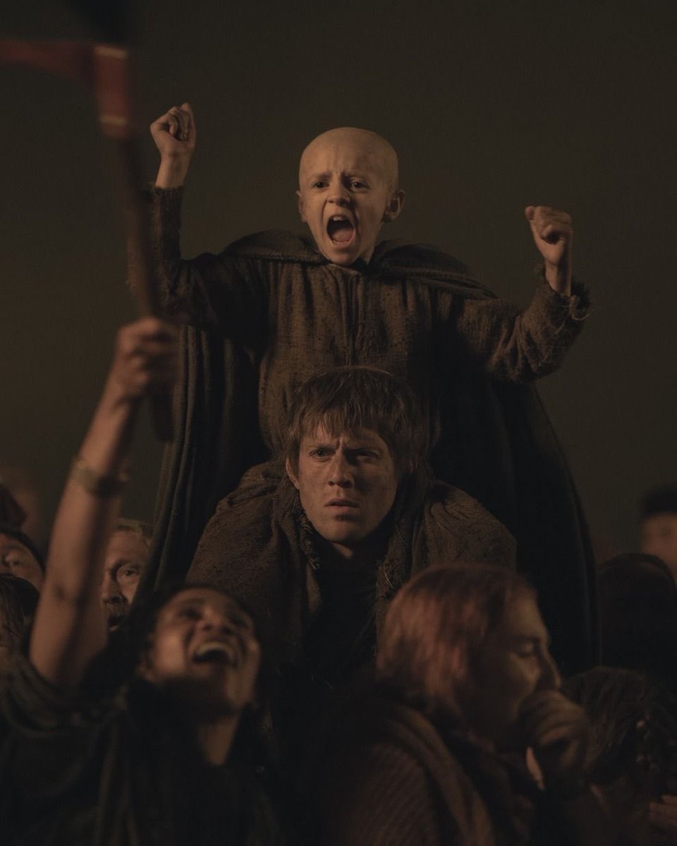 MovieGrafMG's tweet photo. A Knight of the Seven Kingdoms’ın 12 sezon olması planlanıyor.

Hikayenin ilk 4 sezonu Egg’in çocukluğuna, sonraki 4 sezon gençliğine ve son 4 sezonunda da yetişkinliğine odaklanması bekleniyor.

George R.R. Martin, Dunk &amp; Egg’in yayınlanmayan hikayelerini senaristlerle paylaştı. https://t.co/UXdqDNm8W5