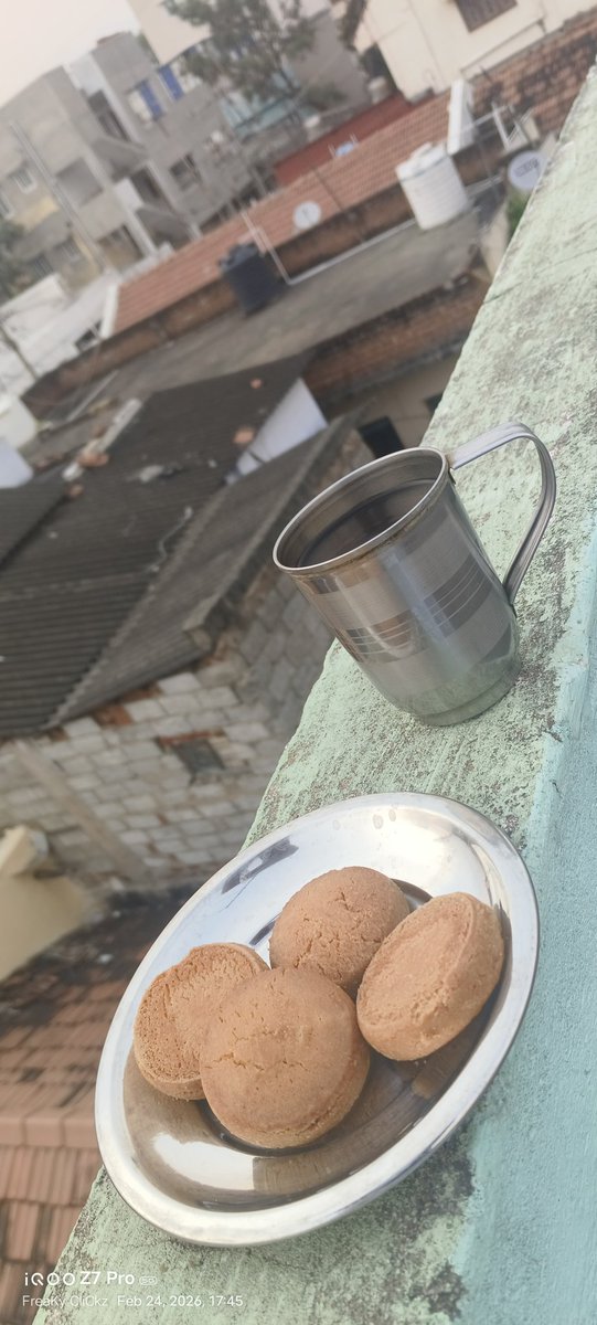 நாள் முழுக்க Calls,Meeting,ன்னு Busy ah ஒரு கூட்டம் சத்தம்னு இருந்துட்டு..

ஈவினிங் ஆனதும் ஒரு Black Coffee எடுத்துட்டு மாடியில இப்டி ஒரு அரைமணி நேரம் எதையும் யோசிக்காம உக்காருறது 

அவ்ளோ இதமா இருக்கு 😍😍