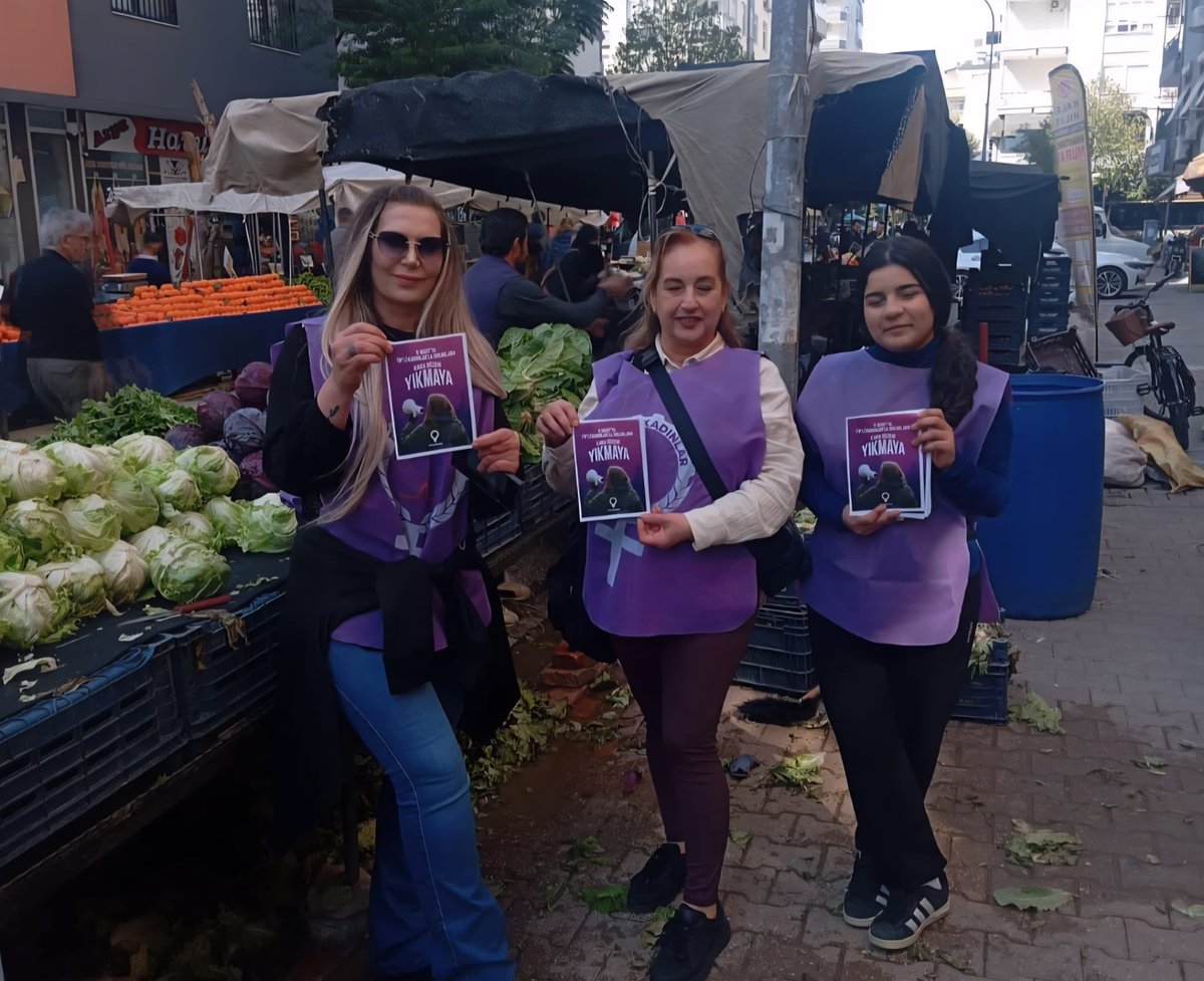 Seyhan Çifte Minare semt pazarında 8 Mart bildirilerimizi kadınlara ulaştırdık.

Kara düzeninizi kadınlar yıkacak demek için 8 Mart’ta yan yana yürüyelim, eşit, güvenceli ve insanca bir yaşam için sesimizi birlikte yükseltelim!