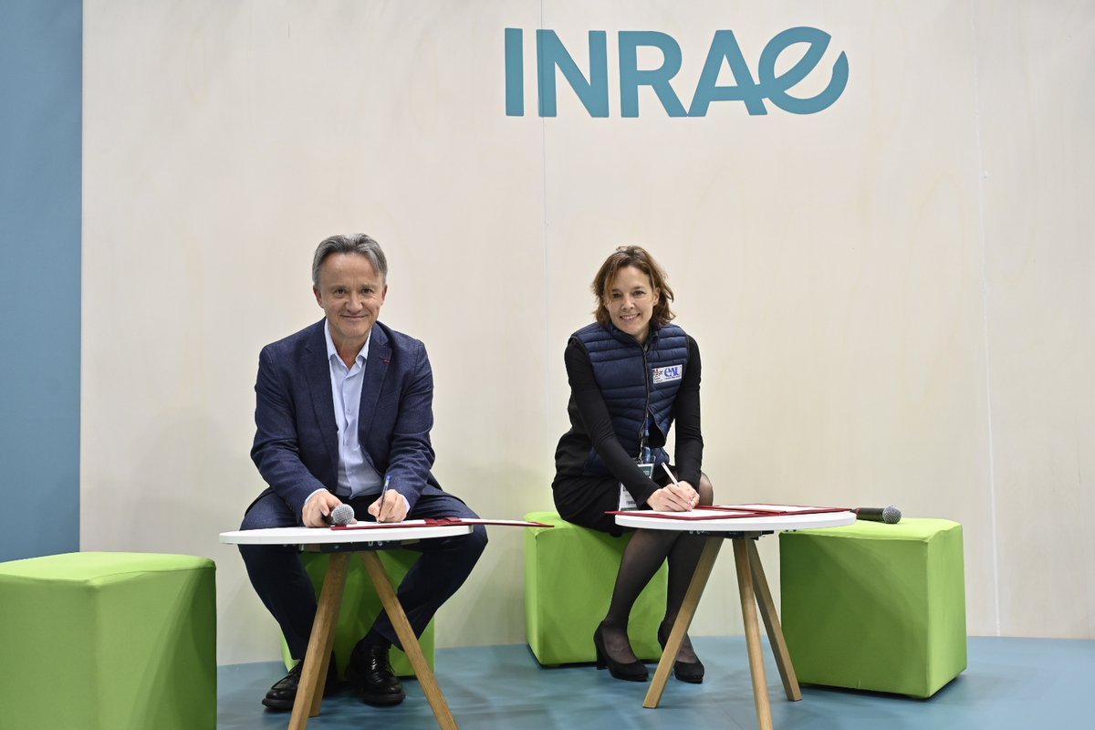 INRAE_France's tweet photo. #RP_INRAE #SIA2026
Ce mardi, Elodie Galko, directrice générale de l’Agence de l’eau Adour-Garonne et @PhMauguin, président-directeur général d’INRAE, ont signé sur notre stand @Salondelagri le renouvellement de leur partenariat jusqu’en 2030 pour renforcer les liens entre science, expertise et action publique.

À travers cette signature, INRAE et @Adour_Garonne réaffirment leur ambition commune : produire et mobiliser des connaissances scientifiques robustes pour éclairer puis accompagner les décisions, soutenir l’innovation et accroitre ainsi la résilience des territoires de ce bassin du grand Sud-Ouest (des Pyrénées au littoral atlantique) face aux défis de l’eau.
Le communiqué de presse :
👉https://t.co/K2VfaKz3Cu
