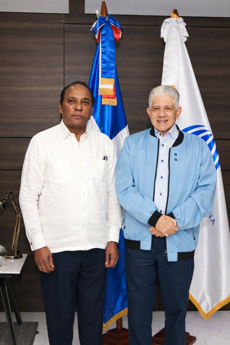 DGDFRD__'s tweet photo. El director de la DGDF, Jorge Zorrilla Ozuna, visitó al ministro de Obras Públicas y Comunicaciones (MOPC), Eduardo Estrella, para coordinar iniciativas que impulsen la infraestructura y el desarrollo en la zona fronteriza.
Trabajo conjunto por el progreso del país. 🇩🇴
#DGDF https://t.co/EMk2EdD27Z