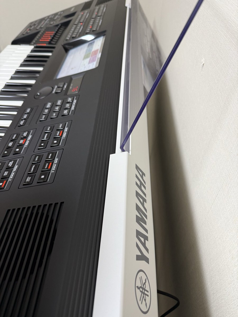 retro_electone's tweet photo. ELS-03X ウチに来ました！
白いリアパネルの感じ、気に入ってます
昔のステージモデルFX-1が思い出されてなかなかエモいですw
#エレクトーン　#ELS-03 https://t.co/EwSmQdfpuG
