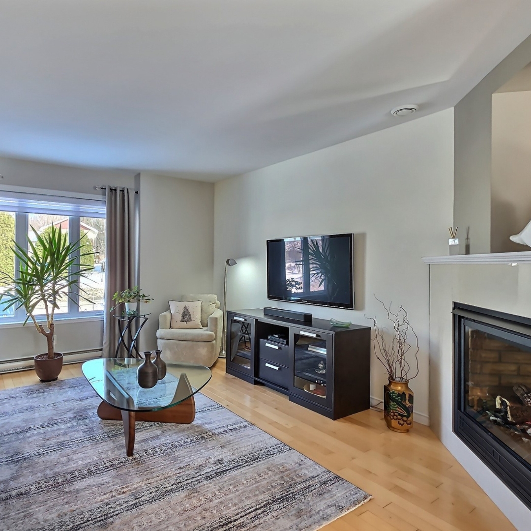 davidbourgon's tweet photo. NOUVEAU à MAGOG!
Impeccable plain-pied situé dans un voisinage paisible et recherché.
4 chambres, 2 salles de bains. 
Cuisine élégante avec armoires en bois et comptoirs de granite.
Foyer double face.
Paysagement manucuré.
https://t.co/oP9VApajlr https://t.co/QdHsLlMi11