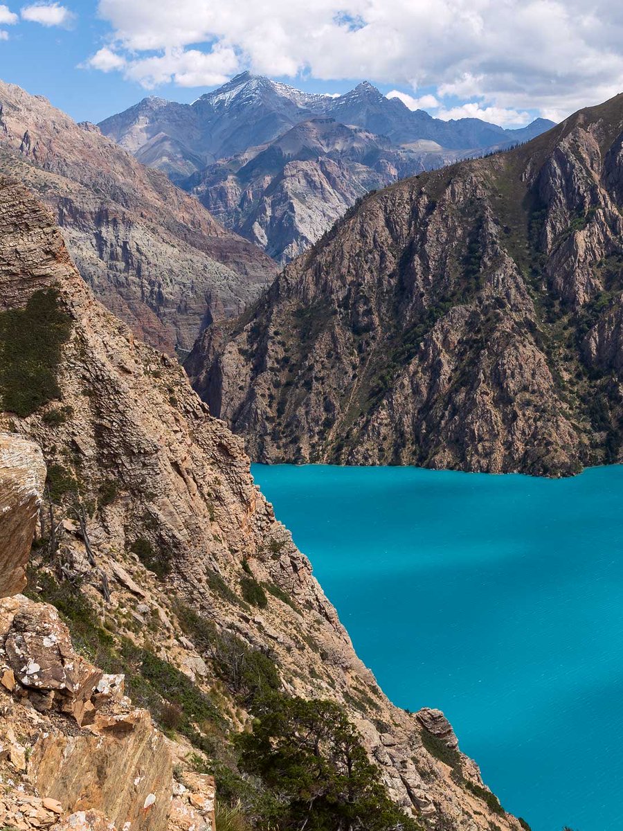 Gorakhbista's tweet photo. The vibrant hues of blue, brown, and green burst into life in Phoksundo Dolpa, crafting a breathtakingly scenic landscape. #landscape #landscapephotography #panoramanepal #dolpo https://t.co/jwC9rNDg8i
