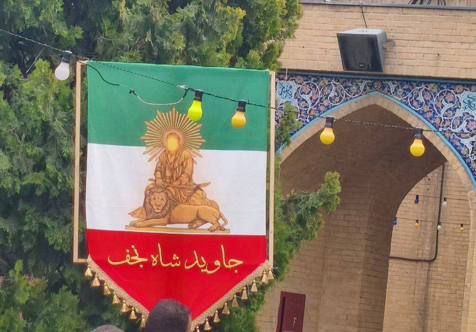 از دوستان گفتمان ملی مذهبی برای هرچیز درون کشور باید پرسید : 
اگر این تصویر نتیجه دویست و پنجاه سال غلبه گفتمان مذهبی بر ملی در صحنه حاکمیت نیست، چرا از سکولاریسم و دموکراسي عصبانی میشوند؟
#پرچم_شیر_و_خورشید 
#فرزان_پرچم