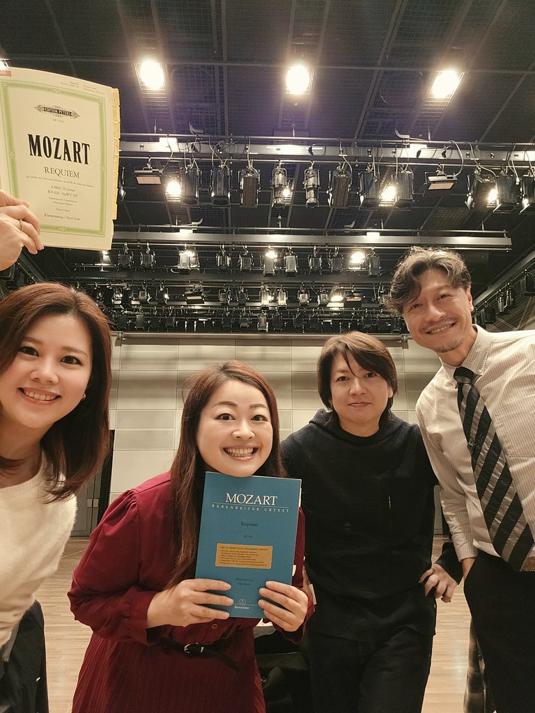 FujiiAsami's tweet photo. 今日は #広島交響楽団 モーツァルト｢レクイエム｣リハーサル🍀
アルミンクマエストロとは二期会《コジ・ファン・トゥッテ》以来の嬉しい再開でした😊
大好きなレクイエムを素晴らしい皆さまと演奏できるなんて、幸せ過ぎます🍀
お好み焼きもしっかり食べ、明日に備えます😋

#レクイエム https://t.co/eafmJQGIBt