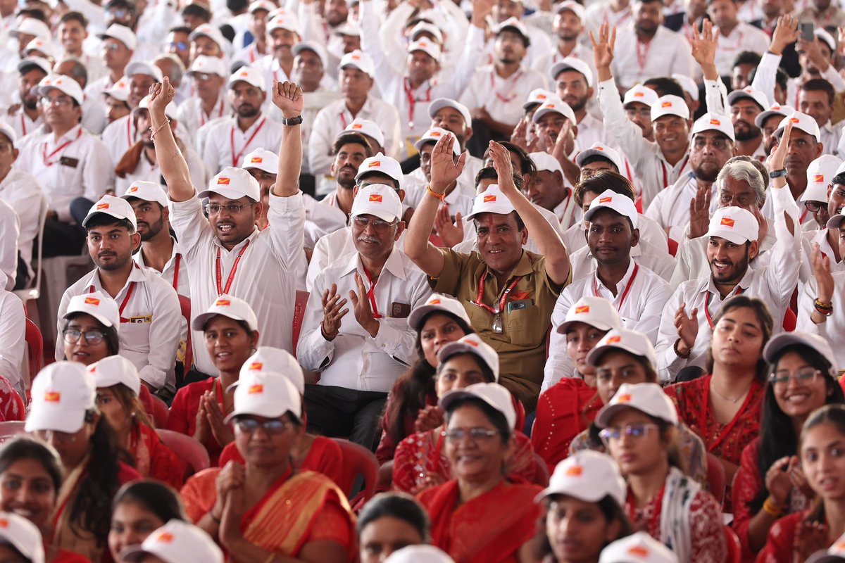 JM_Scindia's tweet photo. आज बाबा महाकाल की पवित्र नगरी उज्जैन में अपने @IndiaPostOffice परिवार की रीढ़, हमारे समर्पित ग्रामीण डाक सेवकों (GDS) से आत्मीय संवाद के दौरान सेवा, समर्पण और विश्वास की जो ऊर्जा अनुभव हुई, वह अविस्मरणीय है। 

इस अवसर पर प्रदेश के माननीय मुख्यमंत्री श्री @DrMohanYadav51जी की गरिमामयी उपस्थिति ने कार्यक्रम को और भी विशेष बना दिया।

आदरणीय प्रधानमंत्री श्री @narendramodi जी के नेतृत्व में ‘Reform, Transform, Perform’ के मंत्र के साथ इंडिया पोस्ट आज नए संकल्पों के साथ आगे बढ़ रहा है। 1.6 लाख से अधिक पोस्ट ऑफिसों का यह सशक्त नेटवर्क केवल डाक सेवा नहीं, राष्ट्र निर्माण की जीवनरेखा है।

#DakSewaJanSewa