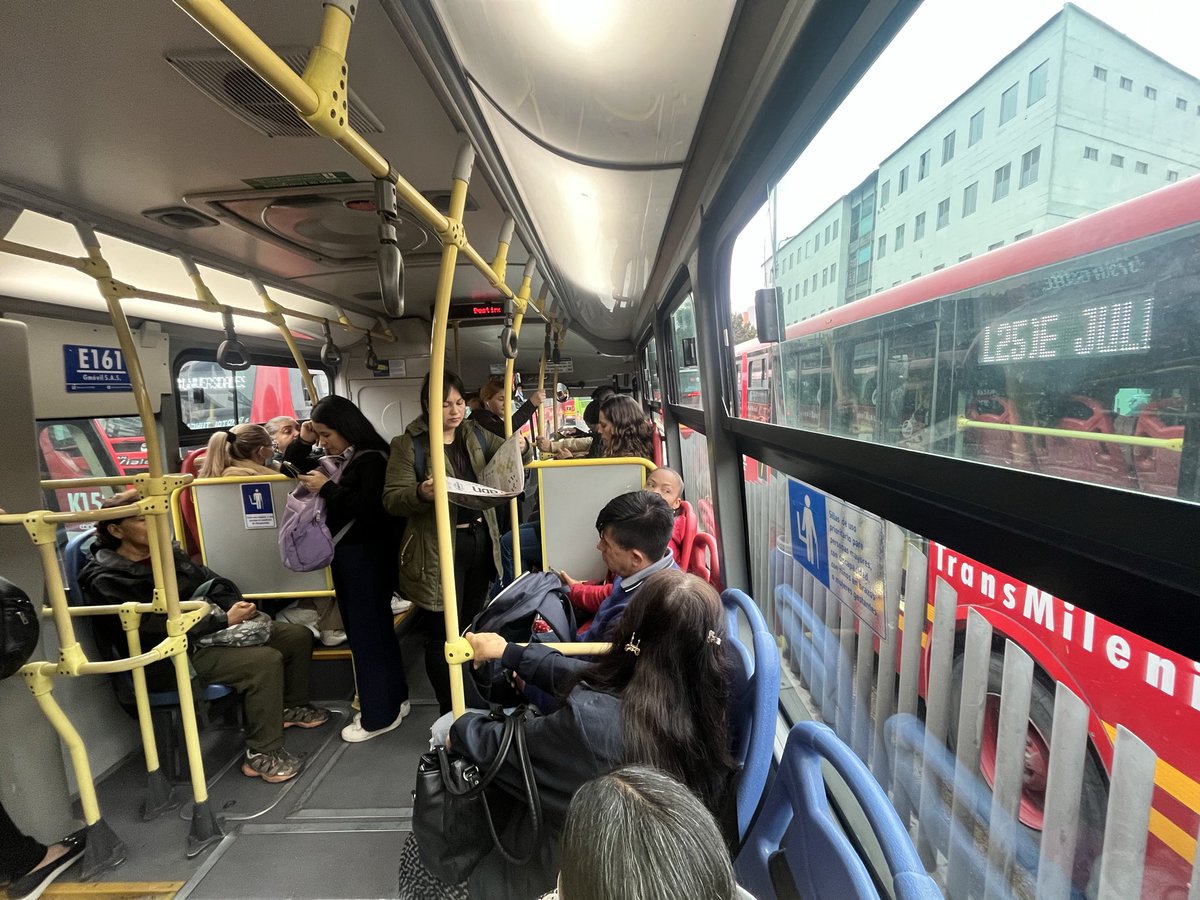 Anairda_Rozo's tweet photo. #Movilidad #avisaba a esta hora trancón de transmilenio, más de 10 minutos y no se mueve 🫠 @TransMilenio @BogotaTransito @Citytv https://t.co/0bidO0DT3K