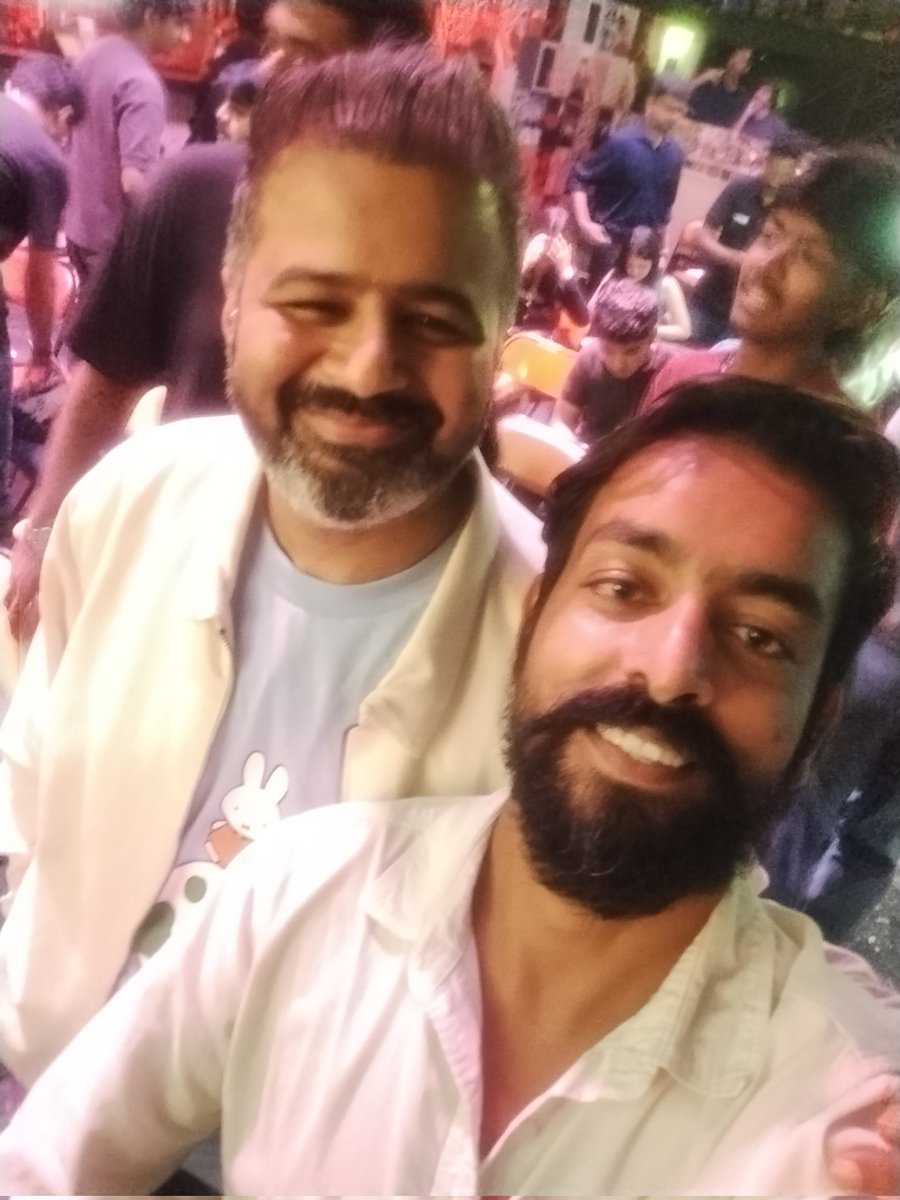 neerajthepoet's tweet photo. चेहरे वाक्य हैं
कहानियाँ किताबें कविताएँ आवाज़ें हैं
उन्हें देखो उन्हें सुनो!
- रघुवीर सहाय

काश कविता में आदमी होना ही जीवन में आदमी होना होता ✨ 
#beamanyaar #manenoughtocare #masculanity 

बहुत ही बढ़िया शाम / ख़ास मुलाक़ात Nikhil Taneja जी से ❤️🌻

Anti Social, Mumbai 📍 https://t.co/81CerCL0M5