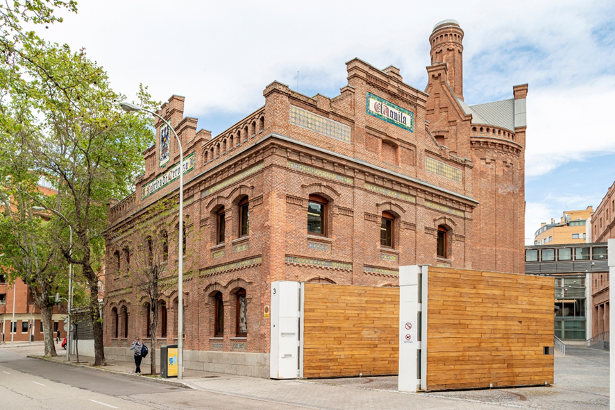 La Antigua Fábrica de cerveza "El Águila" ha sido declarada Bien de Interés Cultural! El inmueble, rehabilitado en 2003,  alberga el Archivo y la Biblioteca Regional y es exponente de la #arquitectura industrial madrileña de principios del  siglo XX. #BIC bit.ly/4qKVHrE