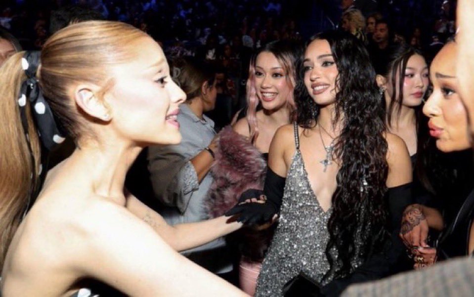 Aline10331456's tweet image. Remembering this photo of Manon with Ariana Grande. Arianators like me support this boycott!

KATSEYE IS SIX.
#WEWANTMANON
#JusticeForManon 
#BoycottForManon