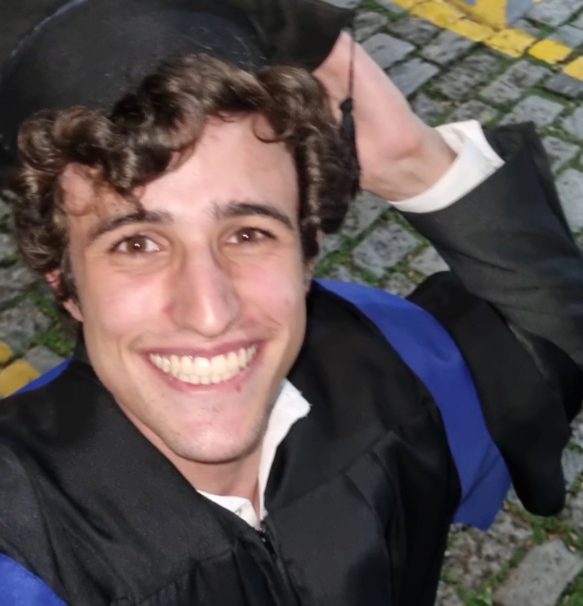 S2joui's tweet photo. tópico sensível: sorriso do calígrafo https://t.co/KtSzOE9Hac