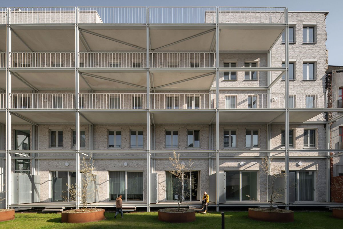 Archello's tweet photo. Adaptive reuse anchors this Antwerp housing project by @woonwerkarch .
https://t.co/KLItG9NKhd
#AdaptiveReuse #CLTConstruction #LowCarbonHousing https://t.co/YwNens7Bzh