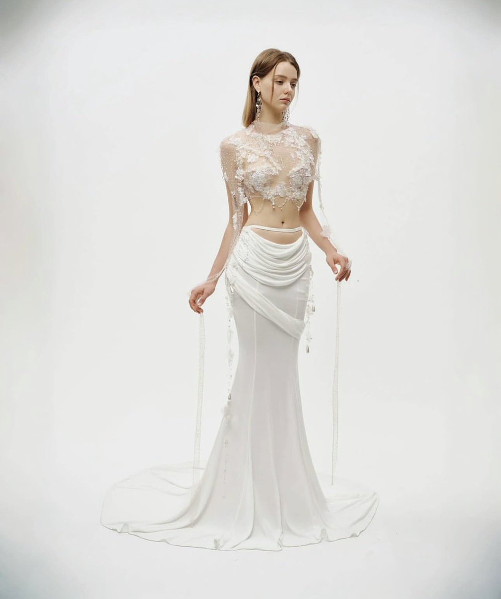 #nazha 娜扎 in Camey Liu Spring 2025 - Venus tassel pleated skirt, for 都市丽人 #gulinazha