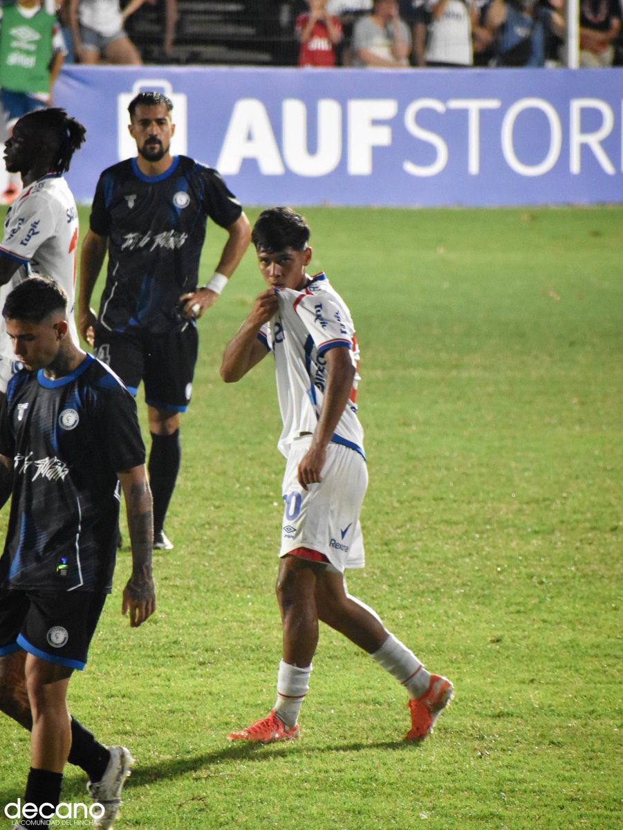 Nacional estaría negociando la salida de Agustín dos Santos a España.

No tiene ni 90’ jugados en Primera por el Campeonato Uruguayo.

¡Qué presente gris para los hinchas de mercados pobres!
