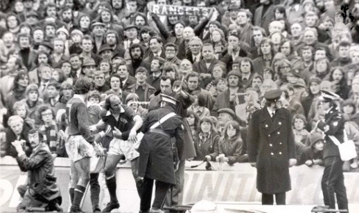 BushmanQPR's tweet image. Feb 1974: #QPR Terry Mancini refuses to get on the stretcher at Highfield Rd #Coventry #FACup