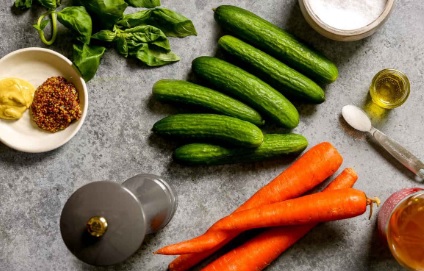 sproutqueen's tweet photo. Crunchy carrots, crisp cucumbers, juicy berries — raw food awakens your senses. 🥕🥒🍓 https://t.co/wz1YskkZrQ