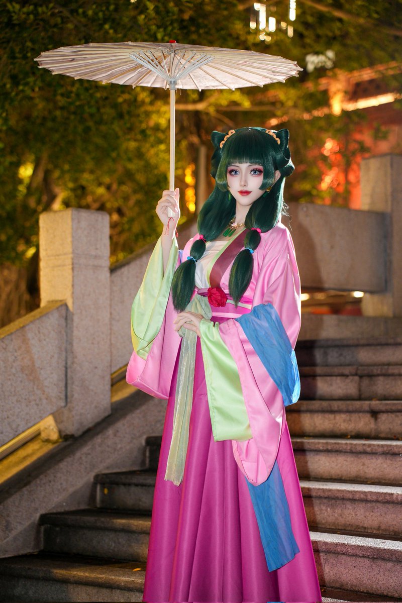 之前在漳州拍攝《藥屋少女的獨語》時，除了日常版貓貓之外，也順便拍了這組遊園版貓貓😺
夜晚的漳州古城真的太有氛圍感了，怎麼拍都好看❤️

#藥師少女的獨語 #藥屋のひとりごと #藥屋少女的呢喃 #貓貓 #cosplay