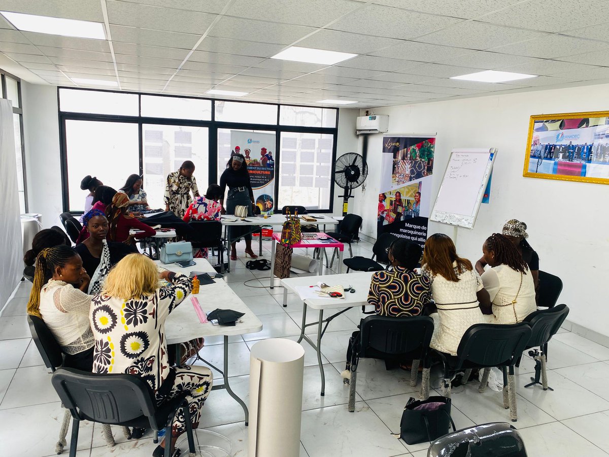 Encourager les jeunes et autonomiser les femmes est la clé pour le développement de la RDC. 
Heureux d’avoir participé au lancement de la formation en maroquinerie organisée par <a href="/joslynepakasa/">joslyne Tshumba Pakasa</a> . Félicitations pour cette belle initiative ! 
<a href="/fatshi13/">Félix A. Tshisekedi</a> <a href="/DeniseNyakeru/">Denise NYAKERU TSHISEKEDI</a> <a href="/CnjRDC/">Conseil National de la Jeunesse CNJ-RDC</a>