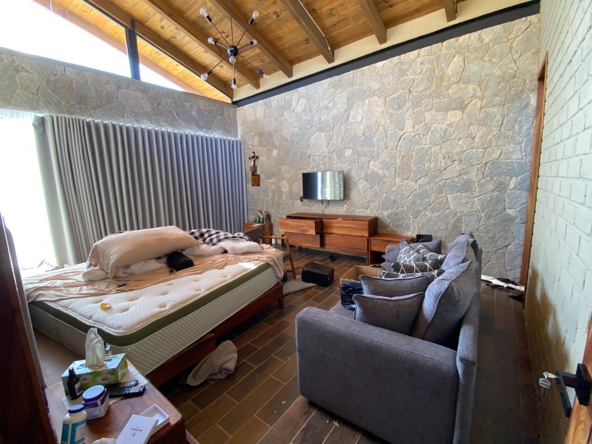 🔴 Un altar y tratamiento renal, así era el refugio de “El Mencho”

🏚️ El exclusivo fraccionamiento campestre Tapalpa Country Club fue el último refugio del capo Nemesio Oseguera Cervantes, El Mencho, donde solía descansar y ocultarse de manera estratégica.

En la exclusiva