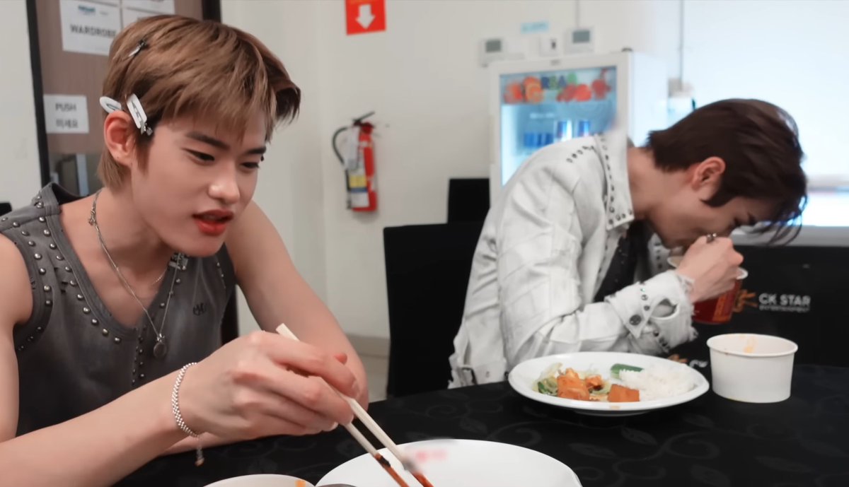 ซองชานขอชิมอาหารของน้องโซฮีคำนึงตลอดเลย 

คำนึง = 

5555555555555555555555555555555555555555555555