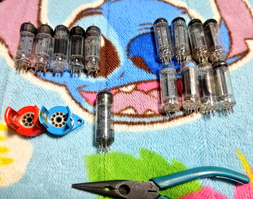 心を落ち着けて
先日一箱幾らで買った真空管をよってみる

まずは整流管を拾い出し
5MK9が5本　19A3が1本　35W4が8本有った

どれもラジオの中では早めに消耗する真空管なのでありがたい
特にトランスレス用の35W4なんて切れるときはいきなりパッと切れますから🤔
ラジオペンチで脚を整える😤