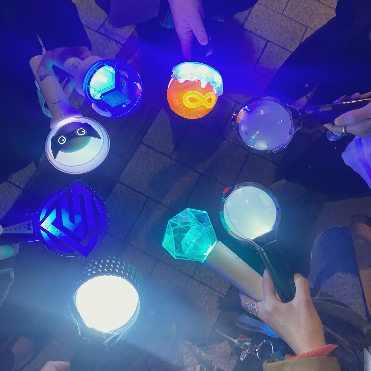 通りすがりに、ハッ！！アミですか？！と適当に話しかけて写真撮ってもらっちゃった〜ワハハ🎶

#ペンライト勢 
#平和を願うペンライト勢 

#0224議員会館前行動 
#国家情報局法案反対 
#スパイ防止法は現代の治安維持法