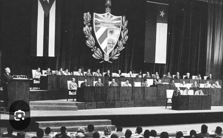 🇨🇺 El 24 de febrero de 1976: Es proclamada la Constitución de la República en ceremonia solemne efectuada en el teatro Karl Marx. #CubaViveEnSuHistoria #MatancerosEnVictoria