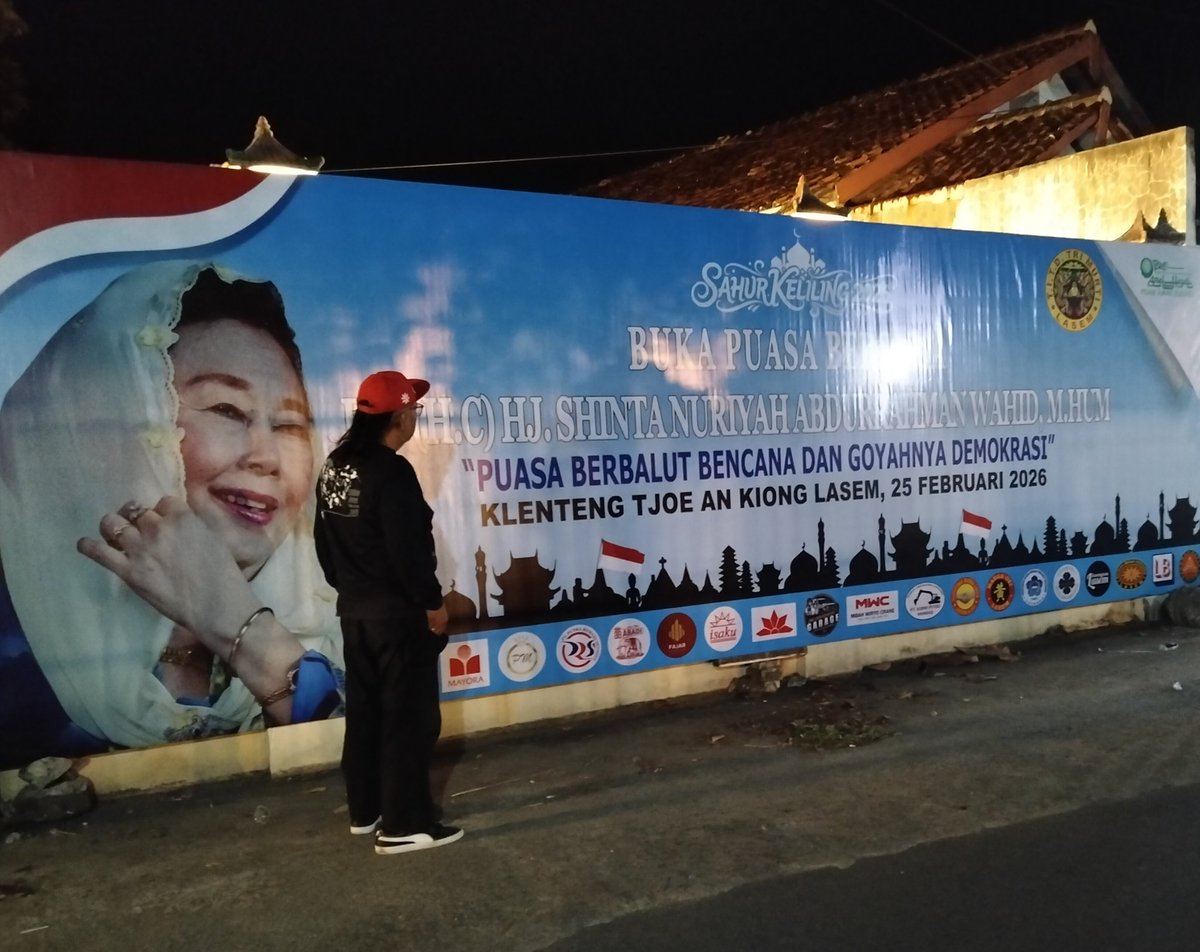 __AnakKolong's tweet photo. BERBUKA DI CELAH RETAK

Padahal, yg sering goyah bukan demokrasi,
tp komitmen menjaga ia tetap tegak.

Demokrasi memang unik, 
ia bisa tampak kokoh, 
tp perlahan kehilangan suaranya.

Maka, yg menggetarkan bukan bencana, 
tp puasa dari logika, 
puasa dari keberanian bersuara "apa adanya",
dan berbuka dgn yg "ada apanya".

SEHAT SELALU KAWAN. 
.
.