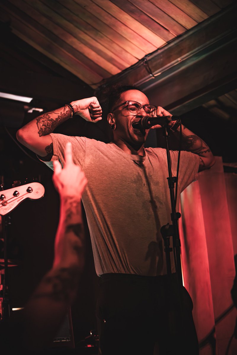 Eu ainda busco um norte mas o motivo forte pra estar aqui é a minha família! ❤️ Foto do <a href="/lucasPiruka/">📸 ⚡</a> no primeiro show do ano que foi lindo demais!