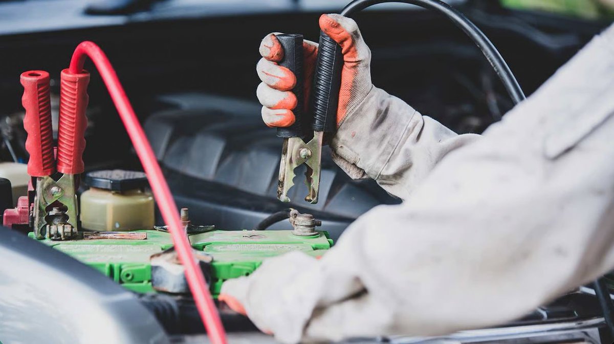 SmartFleetApp's tweet photo. Cómo saber si tu batería está a punto de morir:

🔋 El motor tarda más en encender
🔋 Las luces parpadean al arrancar
🔋 El carro no prende con frío

Las baterías duran 3-5 años. ¿Cuándo pusieron la tuya?

#TipsAutos https://t.co/vmiLEirbab
