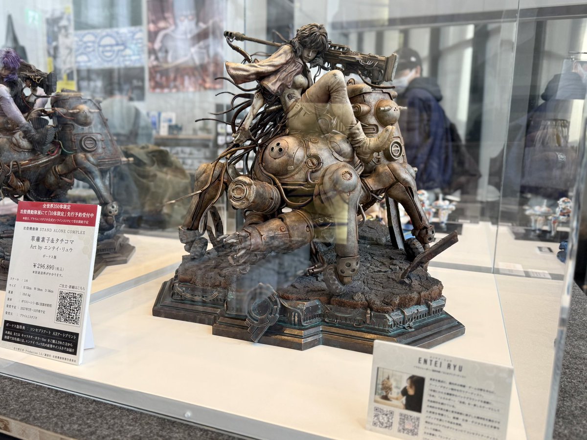 展示会グッズ売り場に展示されているEntei RyuさんデザインのPRIME1