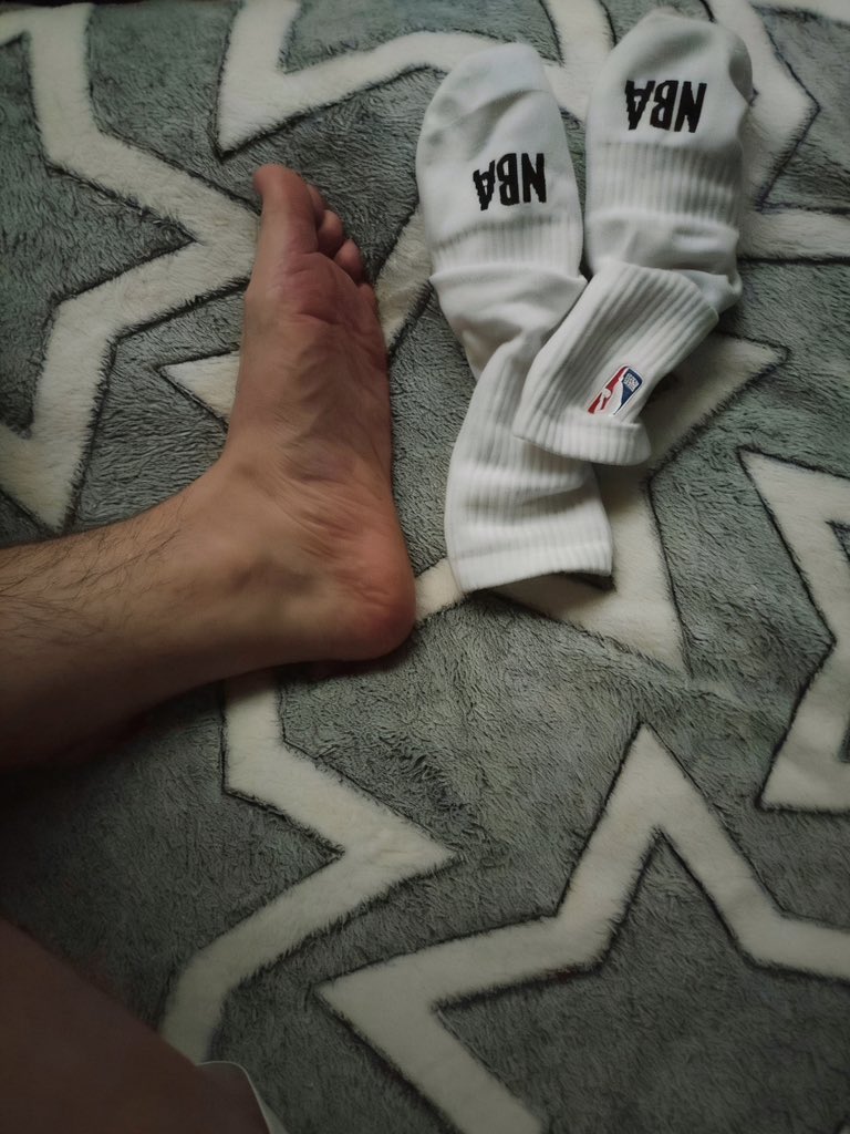 shchen1268's tweet photo. 裸足か白🧦、どちらがより魅力的か https://t.co/SsTUEfs8Uy