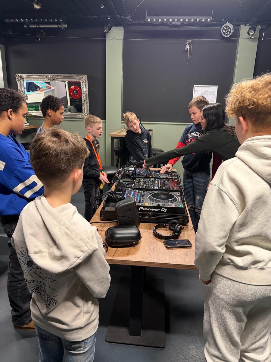 Gabberweek's tweet photo. Nog wat foto's van de maandag. Glowgolf en DJ Workshop. https://t.co/I4pk5xDSsB