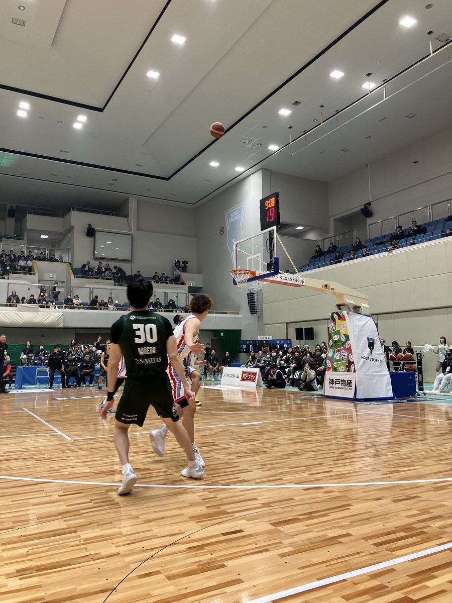 Hiko_Cyabumaru's tweet photo. 皆が1つのボールの行方を見ている。
3Pが放たれ「いけー」と思う瞬間。
現場でしか味わえないこの瞬間が好きです。
#STKGREEN
#神戸ストークス
写真は昨シーズン、神戸中央体育館 https://t.co/W0wU0YbSgK