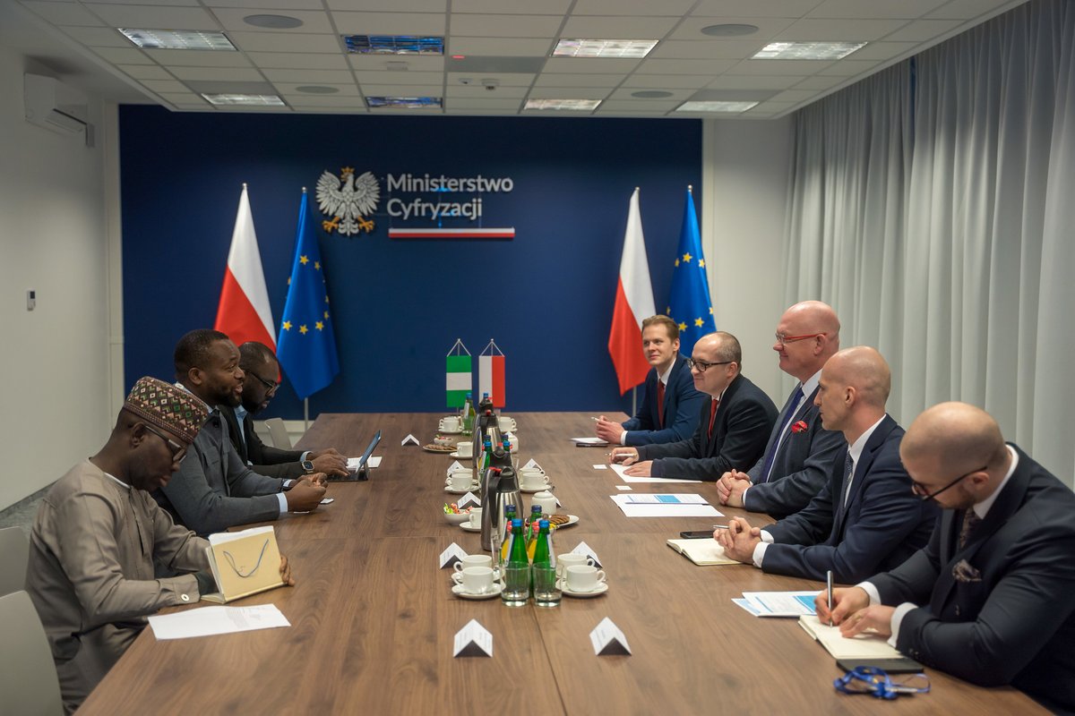 CYFRA_GOV_PL's tweet photo. Wiceminister cyfryzacji @McGramat spotkał się dzisiaj z ministrem komunikacji, innowacji i gospodarki cyfrowej Nigerii @bosuntijani . 🤝🇵🇱🇳🇬
 
Wśród tematów rozmowy znalazły się https://t.co/UqTDrvWuku.:
🔐 współpraca Polski i Nigerii w obszarze cyberbezpieczeństwa,
📈 potencjał inwestycyjny polskich firm w Afryce,
💼 pogłębienie dialogu gospodarczego w zakresie dywersyfikacji dostaw surowców strategicznych.
 
Podobnie jak Polska, Nigeria traktuje cyfryzację jako motor modernizacji państwa i wzrostu gospodarczego.
 
Polska ma duże doświadczenie w budowie odporności infrastruktury krytycznej i jest gotowa dzielić się nim z partnerami zagranicznymi. 🛡️
 
#WspółpracaMiędzynarodowa #Cyberbezpieczeństwo
