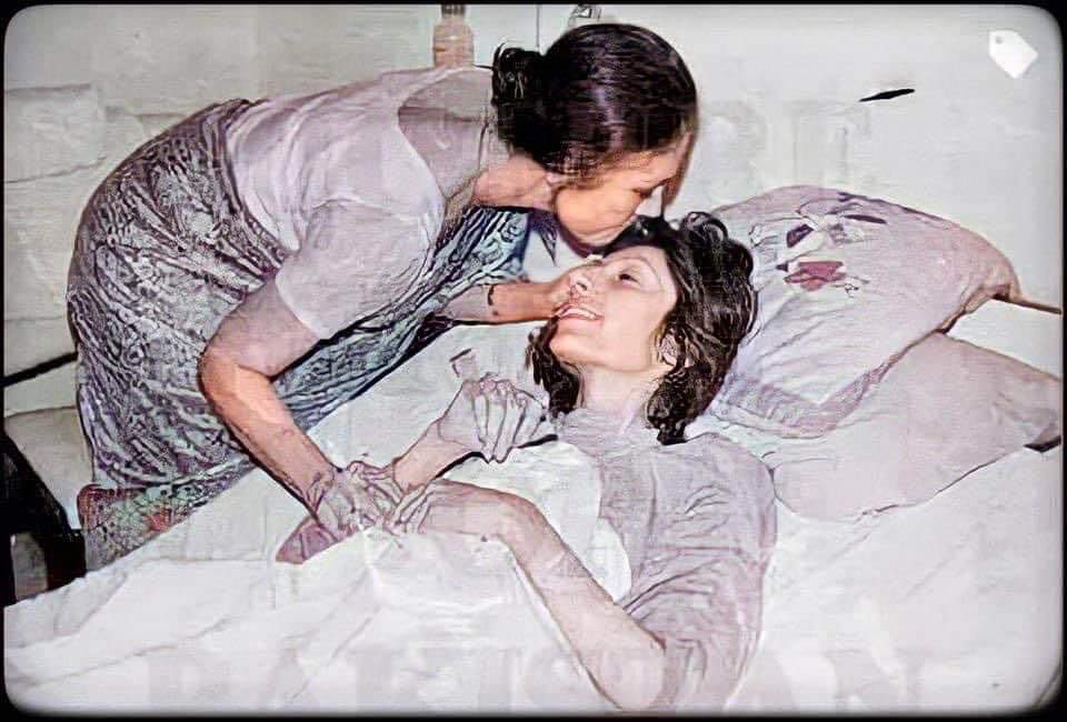 BhuttoMaryam's tweet photo. In 48-degree heat inside Sukkur Jail — cracked skin, bodies covered in fungus, and young Benazir “Pinkie” Bhutto battling a severe ear infection — they tried to break her. They failed. She rose and fought back for her people! 💔 @BBhuttoZardari https://t.co/kBRatcVVOV