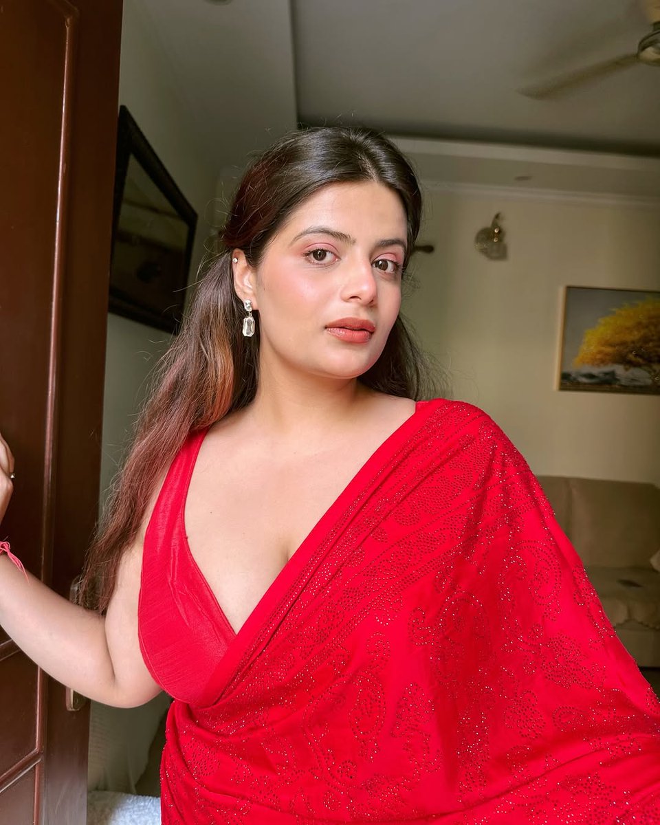 New year, same fire 🔥Confidence on point, energy irresistible, and a glow that turns heads 📷Walking into this year owning every moment 📷 💋