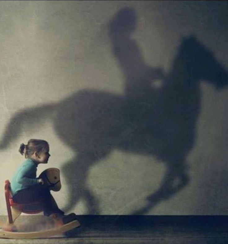 🔷 Mares
       de sombras
       y cascos
       de trueno...

       La infancia
       galopa
       en silencio. 

       #12PalabrasalViento